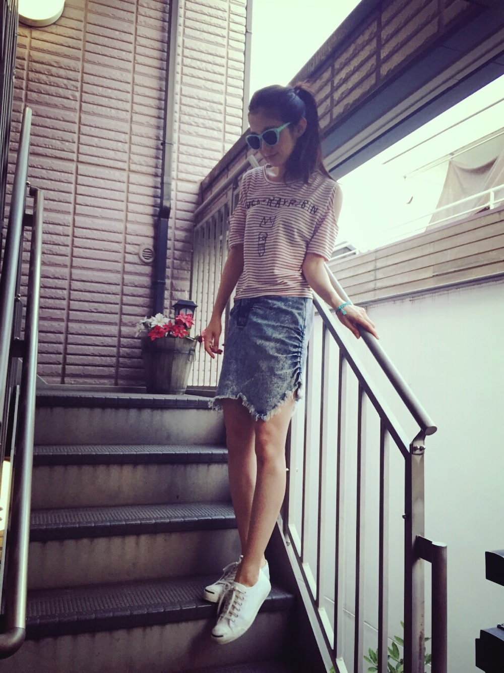 「ラフ、カジュアル、楽チンコーデ、ボーダー、スカート、スニーカー、plainclothing、converse、サングラス、デニムスカート」｜「PLAIN CLOTHINGの【S _ PLAIN CLOTHING】オフショルダーボーダーTシャツ（Tシャツ/カットソー、レッド系）」を使った、片桐ゆたかさん（レディース・172cm）の夏コーディネートの1枚目の写真