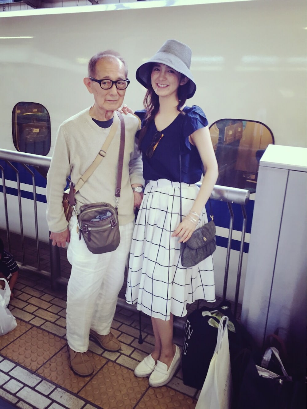 「plainclothing、united arrows、tocco、ミモレ丈スカート、デザイントップス、リボン、ネイビー、Rougevif、ウエストイン」｜「PLAIN CLOTHINGの【PLAIN CLOTHING】バックリボンフリルトップス（シャツ/ブラウス、ブルー系）」を使った、片桐ゆたかさん（レディース・172cm）の夏コーディネートの1枚目の写真