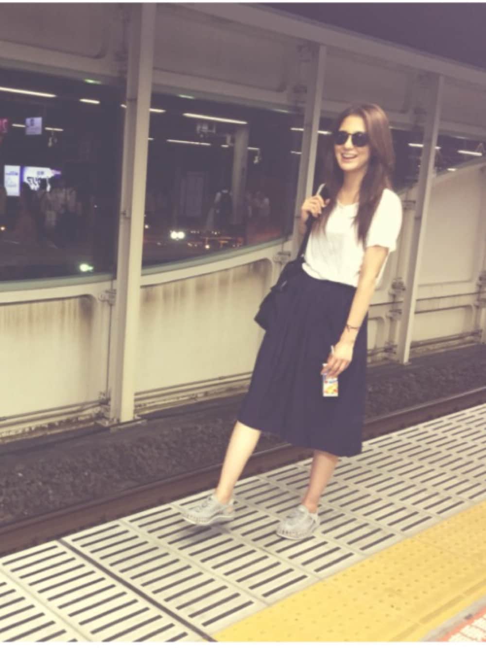 「楽チンコーデ、スカート、keen、plainclothing、リュック、白Tシャツ、シンプル、ネイビー、Tシャツ、UNIQLO」｜「PLAIN CLOTHINGの【PLAIN CLOTHING】ギャザーポケットデザインスカート（スカート、ブルー系）」を使った、片桐ゆたかさん（レディース・172cm）の夏コーディネートの1枚目の写真