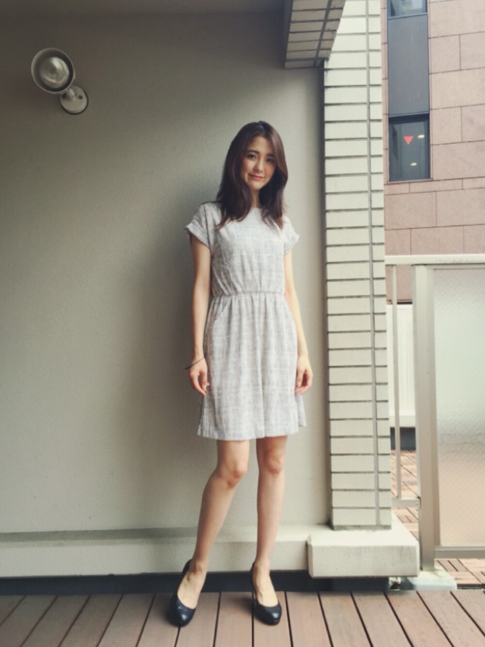 「ワンピース、パンプス、summer、夏、大人コーデ、シンプル」｜「Soareakのﾒｯｼｭﾂｲｰﾄﾞﾜﾝﾋﾟｰｽ（ワンピース、ホワイト系）」を使った、片桐ゆたかさん（レディース・172cm）の夏コーディネートの1枚目の写真