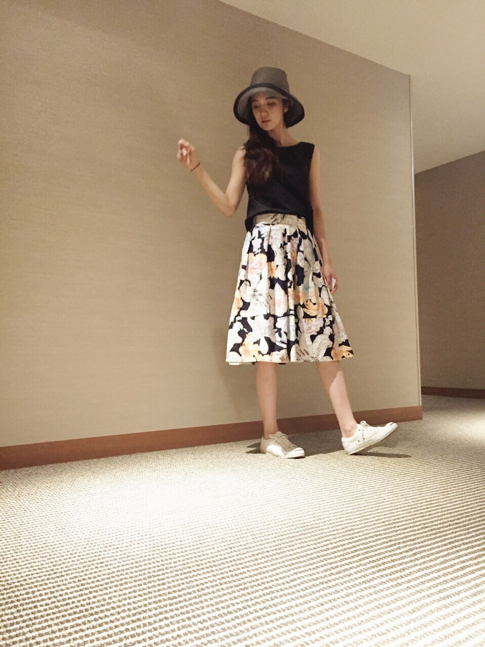「夏、summer、ネイビー、花柄」｜「toccoのアイテム（スカート、その他）」を使った、片桐ゆたかさん（レディース・172cm）の夏コーディネートの1枚目の写真