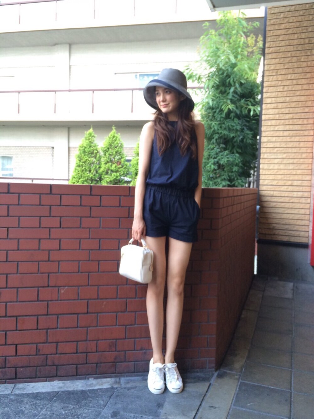 「ネイビー、夏、クラシカル、オールインワン、ショートパンツ、summer、帽子、plainclothing、converse、united arrows」｜「PLAIN CLOTHINGの【PLAIN CLOTHING】2WAYボックスミニバッグ（ショルダーバッグ、ホワイト系）」を使った、片桐ゆたかさん（レディース・172cm）の夏コーディネートの1枚目の写真
