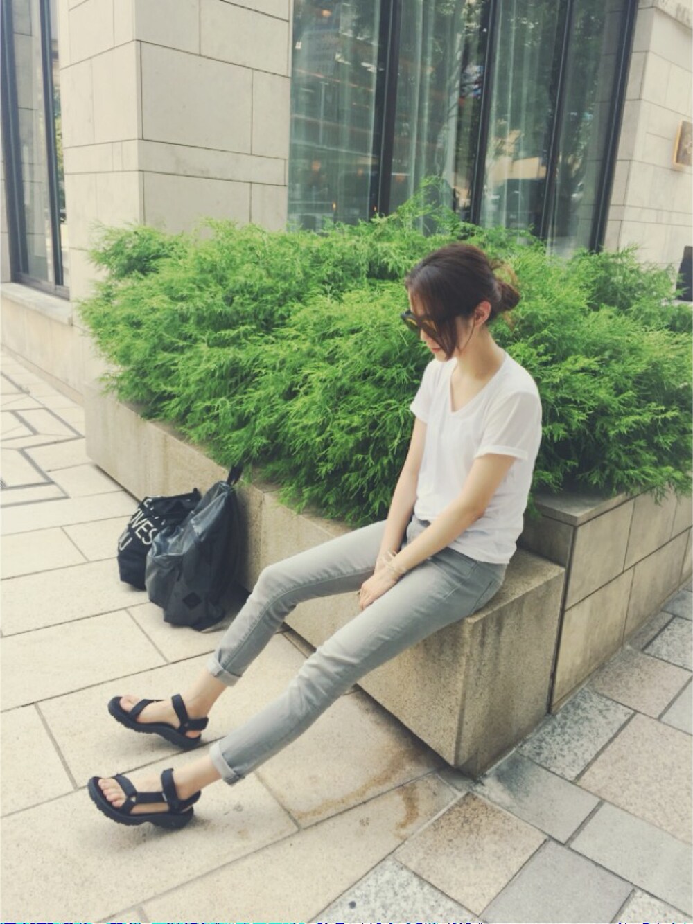 「夏、シンプル、カジュアル、白Tシャツ、teva、plainclothing、GAP、toms、PORTER、summer」｜「PLAIN CLOTHINGの【PLAIN CLOTHING】シンプルカットソー（Tシャツ/カットソー、ホワイト系）」を使った、片桐ゆたかさん（レディース・172cm）の夏コーディネートの1枚目の写真