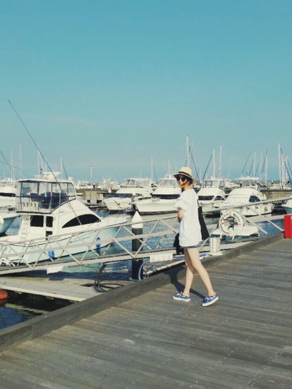 「海、夏、デニム、シヨートパンツ、hat」｜「PLAIN CLOTHINGの【PLAIN CLOTHING】リネンデザインスリーブトップス（その他トップス、ホワイト系）」を使った、片桐ゆたかさん（レディース・172cm）の夏コーディネートの1枚目の写真