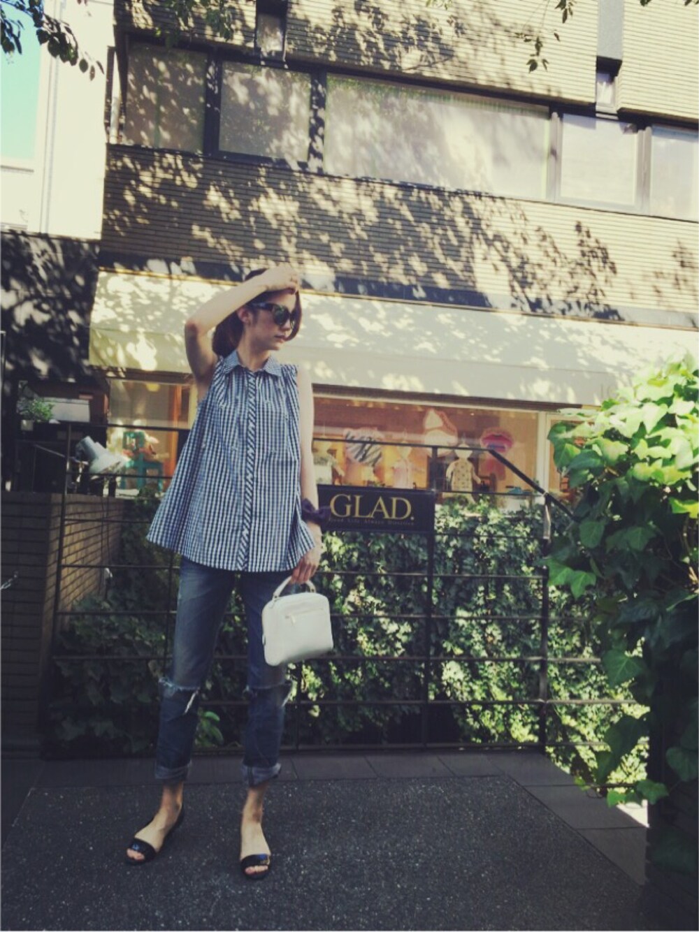 「チェックシャツ、tocco、デニム、summer、ビジュー、サングラス、メリッサ、vintage、plainclothing」｜「PLAIN CLOTHINGの【PLAIN CLOTHING】2WAYボックスミニバッグ（ショルダーバッグ、ホワイト系）」を使った、片桐ゆたかさん（レディース・172cm）の夏コーディネートの1枚目の写真