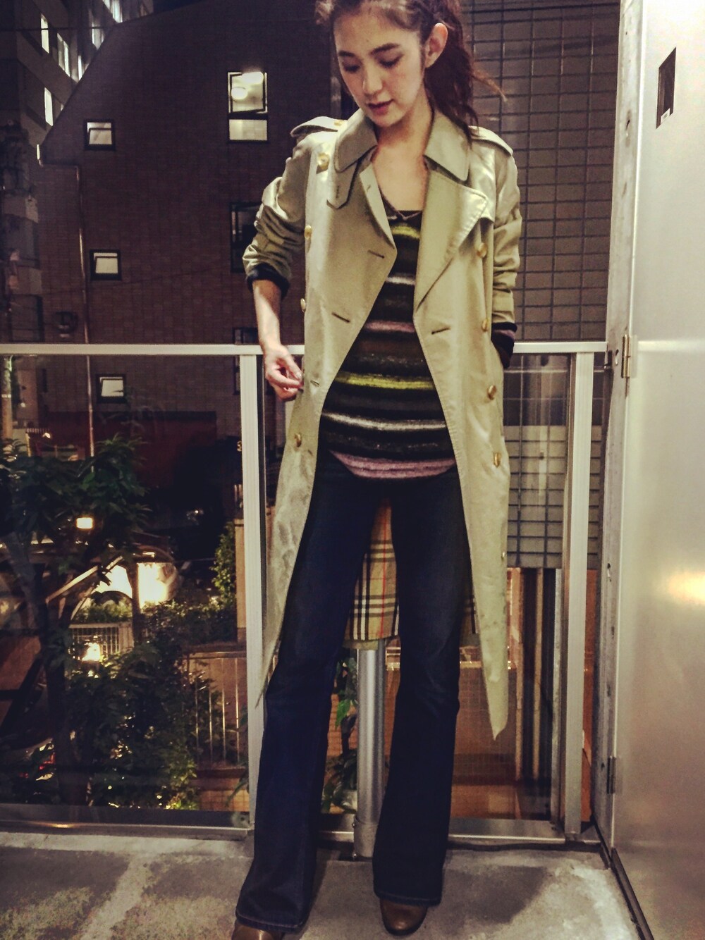 「トレンチコート、ボーダー、デニム、ポニーテール、ショートブーツ、burberry、Vネック、vintage」｜「BURBERRYの地元広島の大好きな古着屋さんで買ったトレンチコート☆（トレンチコート、ベージュ系）」を使った、片桐ゆたかさん（レディース・172cm）の秋コーディネートの1枚目の写真