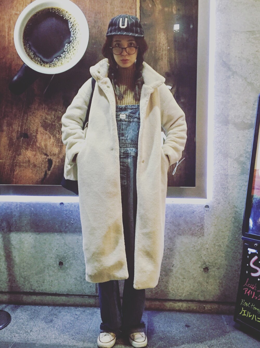 「apartbylowrys、ロングコート、めがね、キャップ、キャメル、ニット、ELFORBR、オーバーオール、converse」｜「A part byのＰボアＳＴＤロングコート 706352 （その他アウター、ホワイト系）」を使った、片桐ゆたかさん（レディース・172cm）の冬コーディネートの1枚目の写真