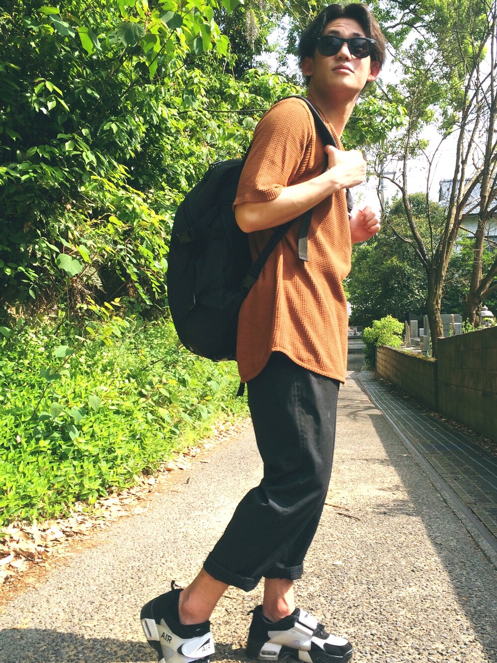 ブラック系のスニーカー、その他のパンツ、ブラウン系のニット/セーターを着用したメンズの春コーディネートの1枚目の写真