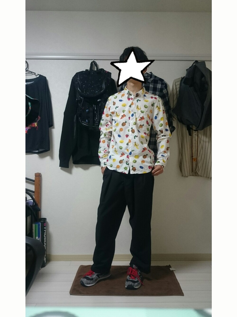 「グラニフ、スラックス、ニューバランス、シャツ、柄」｜「Design Tshirts Store graniphの総柄長袖シャツ（シャツ/ブラウス、ホワイト系）」を使った、のきのきさん（メンズ・172cm）の秋コーディネートの1枚目の写真