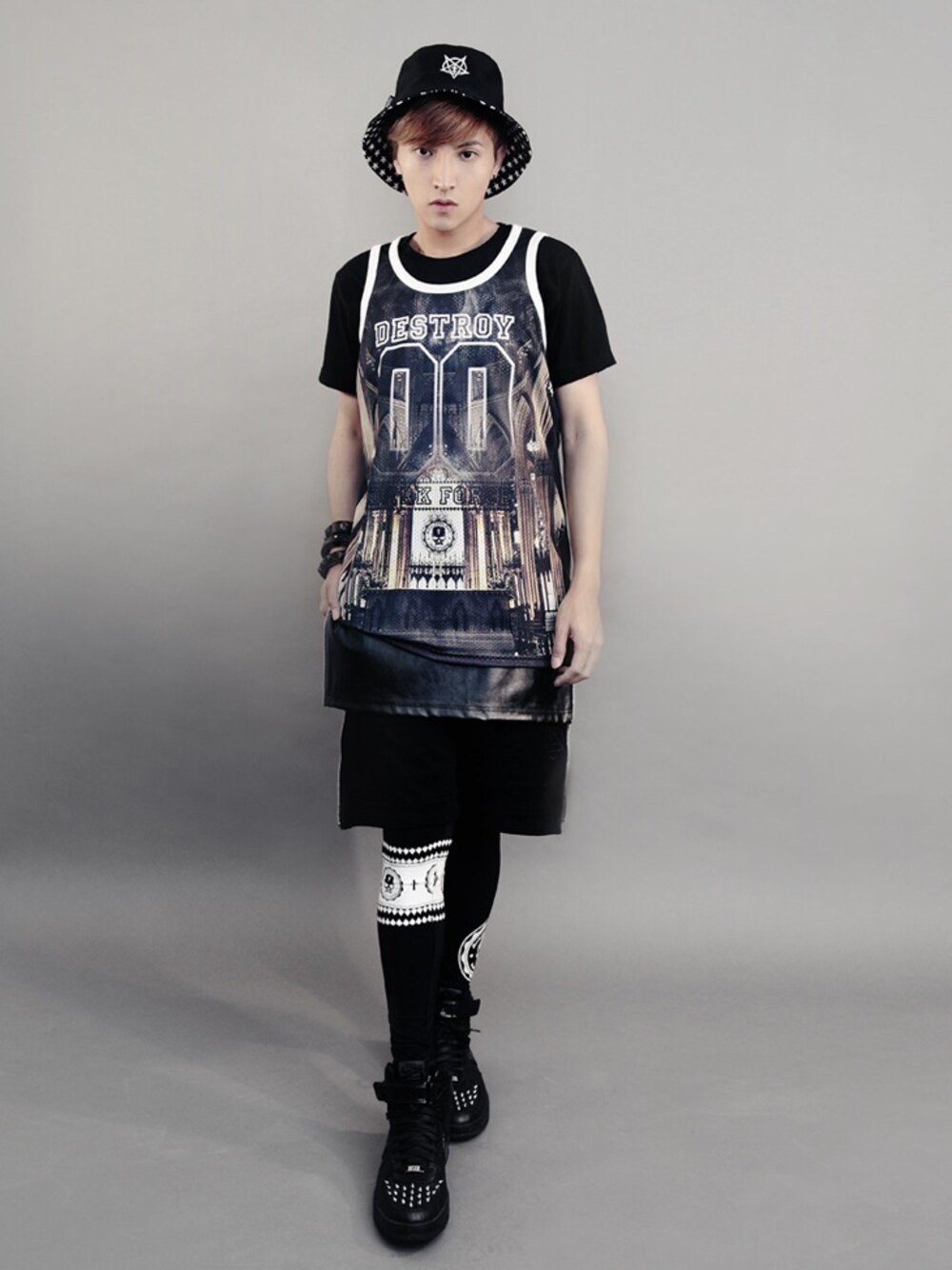 「print、black、tank top、leggings、sport、destroyland」｜「DestroylandのEVIL STAR fishing hat（サンバイザー、ブラック系）」を使った、Destroylandさん（メンズ・170cm）の夏コーディネートの1枚目の写真