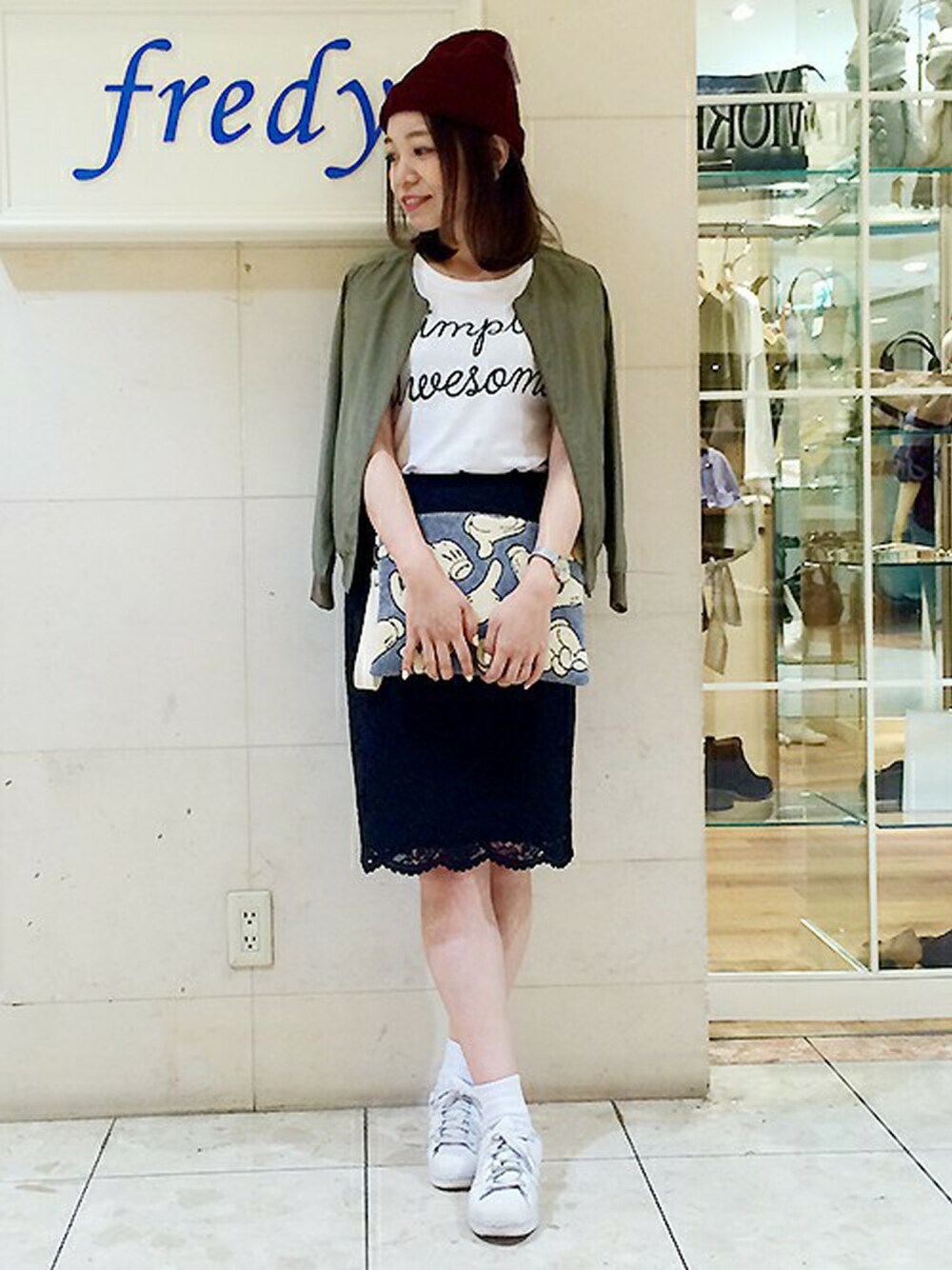 グリーン系のブルゾン、ブラック系のスカートを着用したレディースの夏コーディネートの1枚目の写真