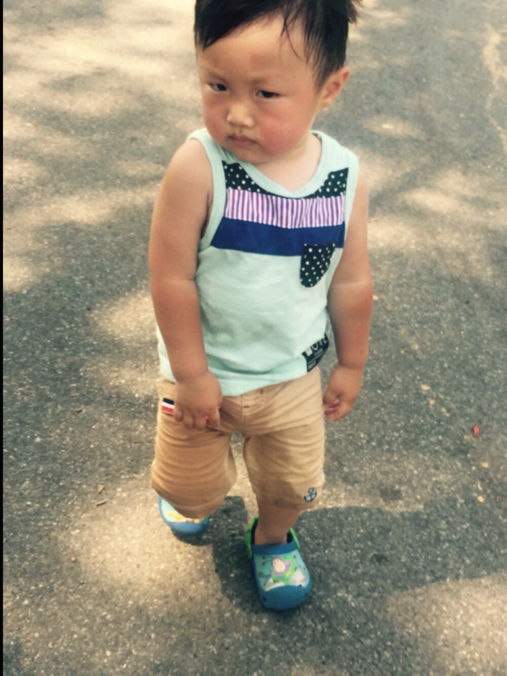 「sandals_wmag、crocs、bonpoint、jcrew、NYC、kids、kidsfashion、MaD」｜「J.CREWのアイテム（タンクトップ、グリーン系）」を使った、Mwearさん（キッズ・92cm）の夏コーディネートの1枚目の写真