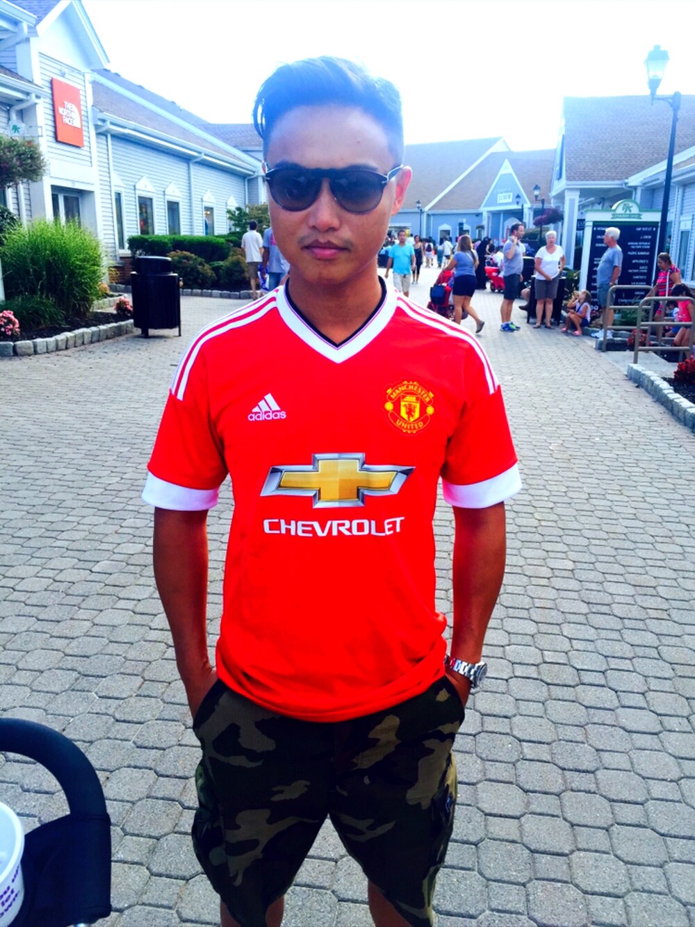 「adidas、sunglasses_vouge、Manchester United、reddevil、supreme、DAYTONA、ROLEX、street」｜「adidasのアイテム（ジャージ、レッド系）」を使った、Mwearさん（メンズ・170cm）の夏コーディネートの1枚目の写真