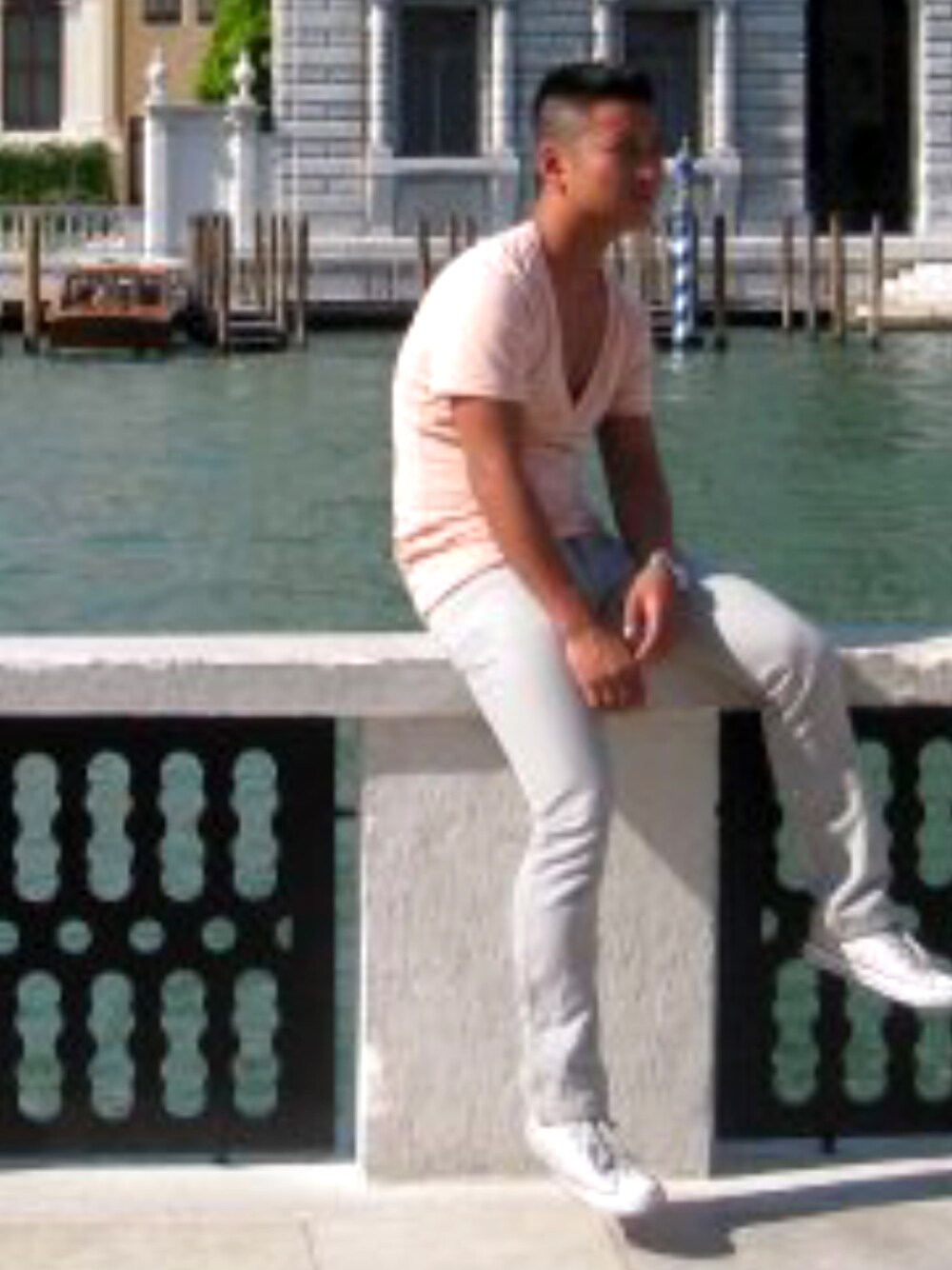「converse、burberry、venice、American Apparel、causal、vacation」｜「CONVERSEのアイテム（スニーカー、ホワイト系）」を使った、Mwearさん（メンズ・170cm）の夏コーディネートの1枚目の写真