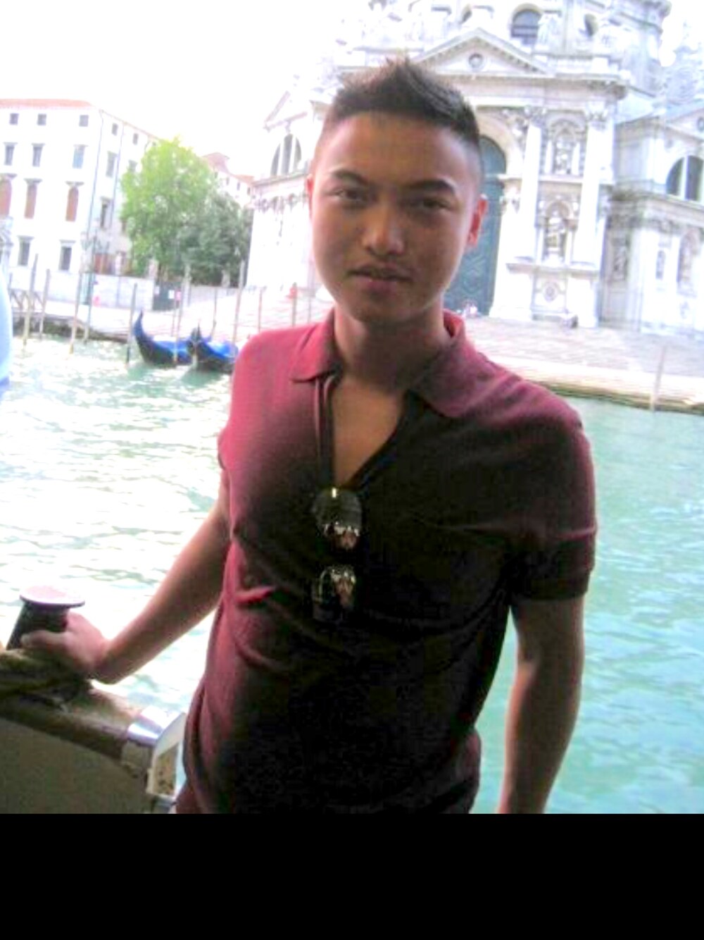 「poloshirts_Tbrand、muimui、PRADA、venice、ITALY、NYC、menswear」｜「PRADAのアイテム（ポロシャツ、レッド系）」を使った、Mwearさん（メンズ・170cm）の秋コーディネートの1枚目の写真