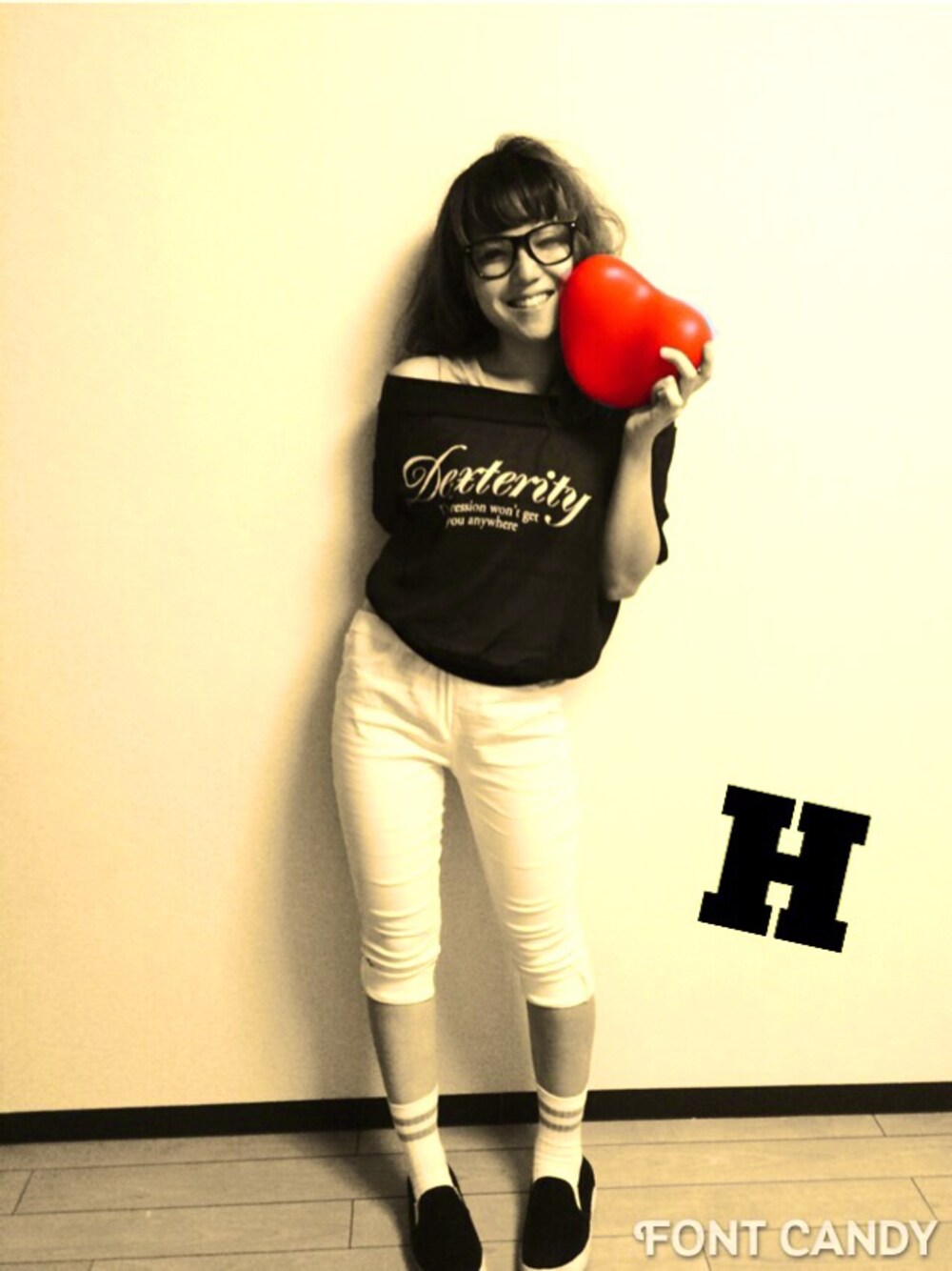 ブラック系のスニーカーを着用したレディースの夏コーディネートの1枚目の写真