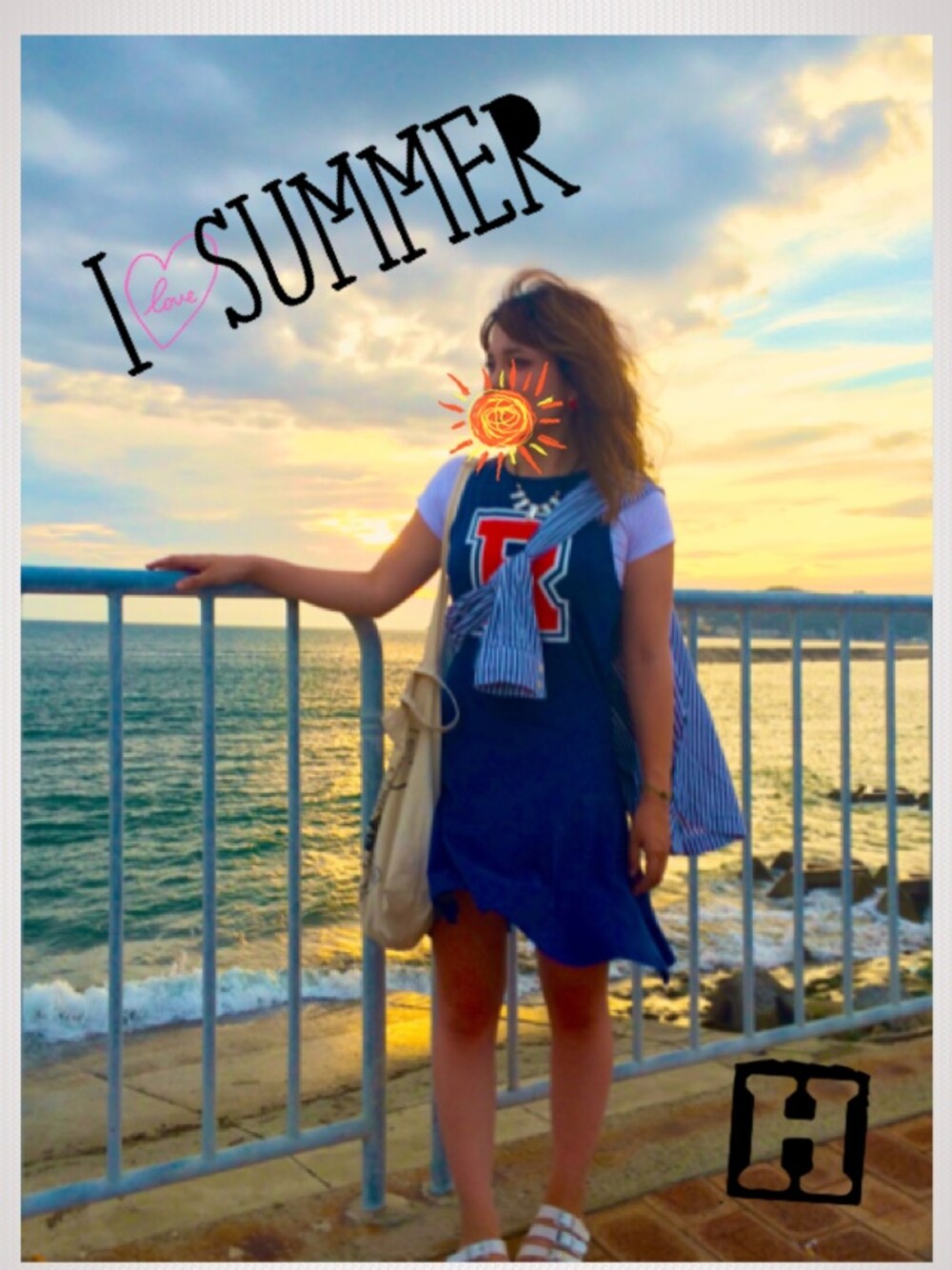 ホワイト系のサンダル、その他のその他、ブルー系のその他を着用したレディースの夏コーディネートの1枚目の写真