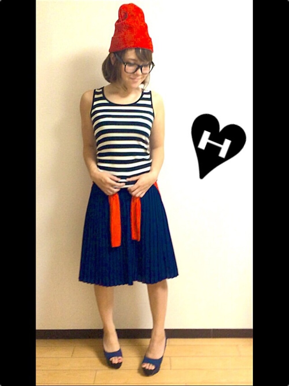 レッド系のニットキャップ/ビーニー、ブルー系のその他を着用したレディースの夏コーディネートの1枚目の写真