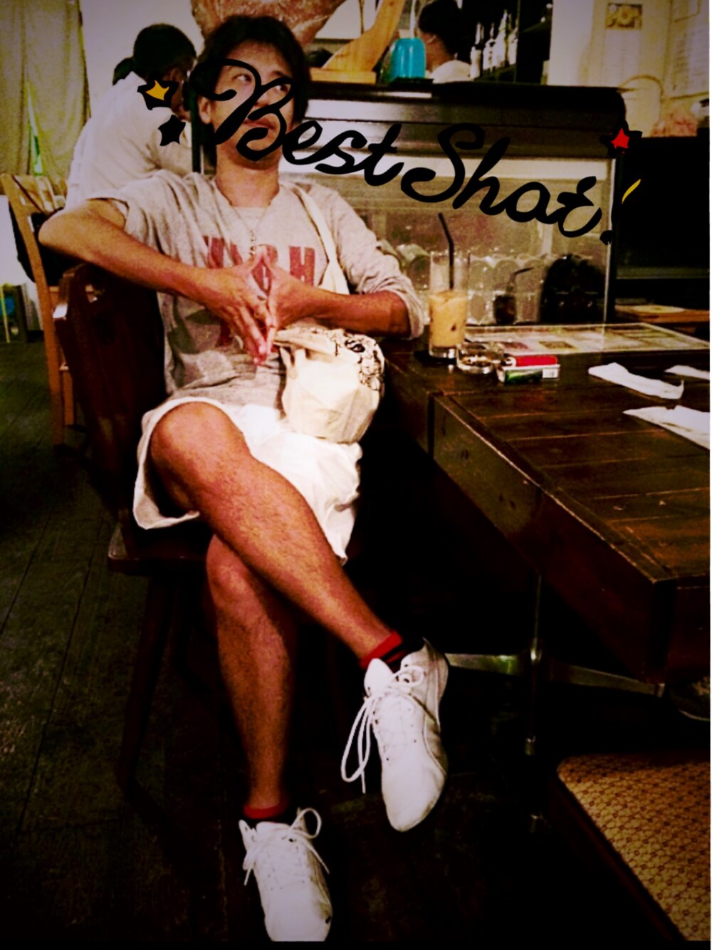 ホワイト系のスニーカー、グレー系のTシャツ/カットソー、ホワイト系のその他パンツを着用したメンズの夏コーディネートの1枚目の写真