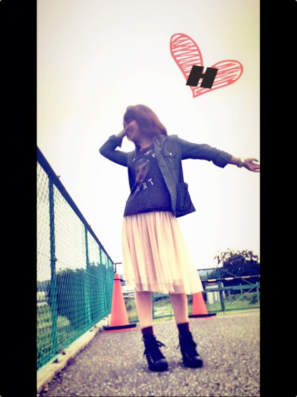 グレー系のTシャツ/カットソー、グリーン系のミリタリージャケット、ベージュ系のスカートを着用したレディースの秋コーディネートの1枚目の写真