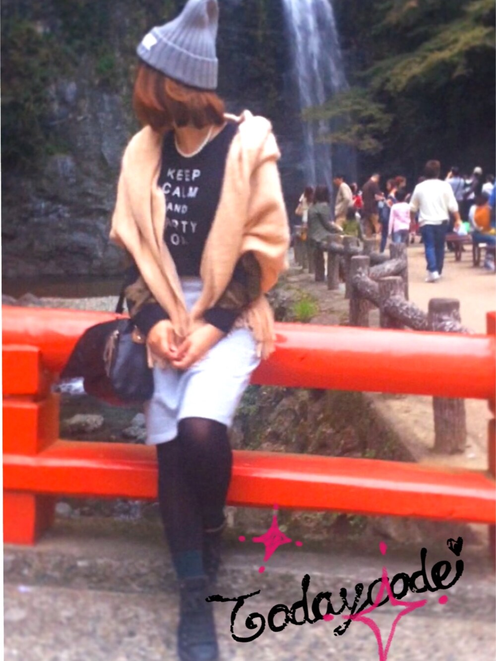 グリーン系のソックス/靴下、グリーン系のその他を着用したレディースの秋コーディネートの1枚目の写真