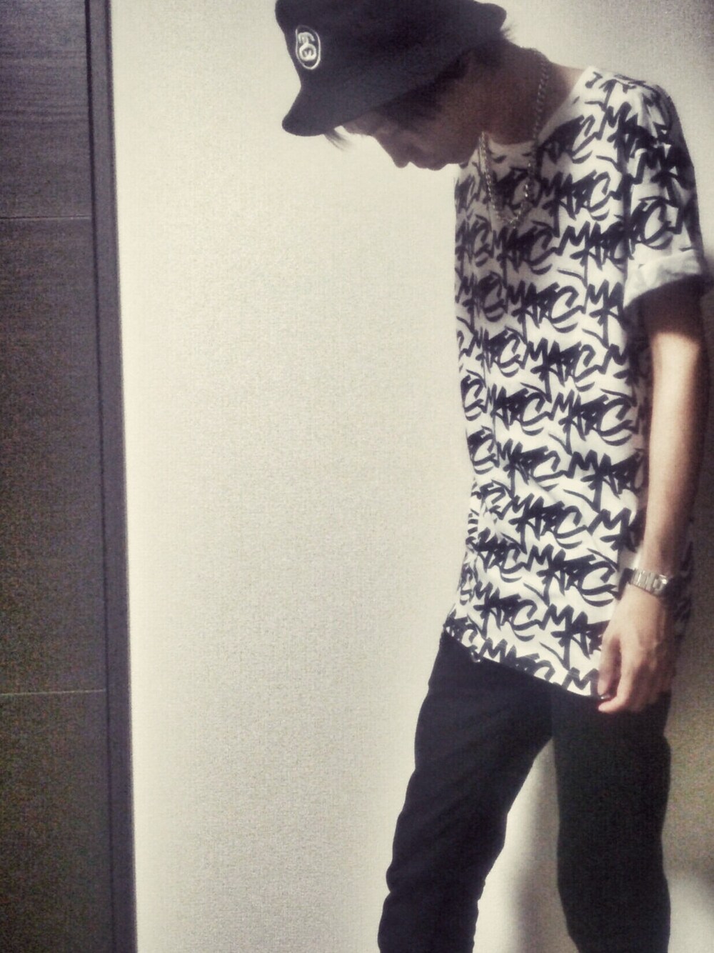 「モードストリート、バケットハット、総柄Tシャツ、ビックシルエット、ネックレス、黒スキニー」｜「Marc by Marc JacobsのMARC ALL OVER GRAFFITI T（Tシャツ/カットソー、ホワイト系）」を使った、cさん（メンズ・174cm）の秋コーディネートの1枚目の写真