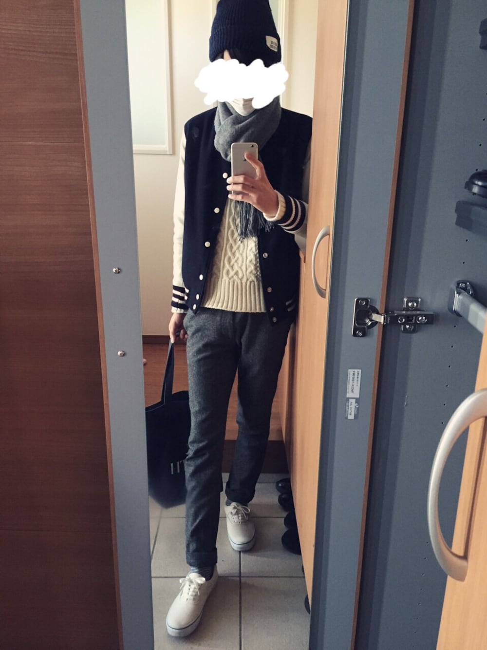 「BEAUTY&YOUTH UNITED ARROWS、スタジャン、スラックスパンツ、ホワイトスニーカー、グレー、ネイビー、ホワイト」｜「BEAUTY&YOUTH UNITED ARROWSのby∴ メルトン アワード ジャケット/スタジャン§◇（スタジャン、ブルー系）」を使った、cさん（メンズ・174cm）の春コーディネートの1枚目の写真