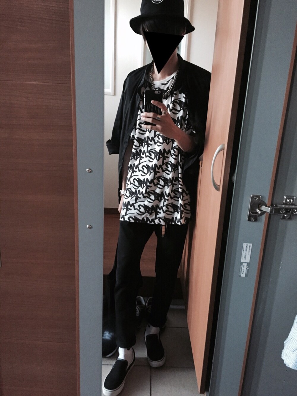 「モノトーン、MARC BY MARC JACOBS」｜「Marc by Marc JacobsのMARC ALL OVER GRAFFITI T（Tシャツ/カットソー、ホワイト系）」を使った、cさん（メンズ・174cm）の夏コーディネートの1枚目の写真