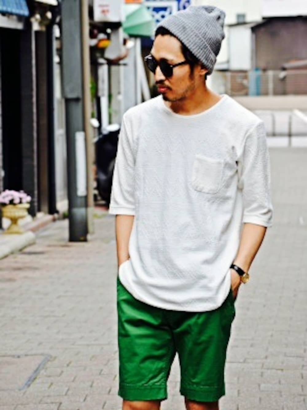 「サングラス、白Tシャツ、ワンポケT、ワイルド系、短パン」｜「anapauのMONTANA CUTSEW 

（Tシャツ/カットソー、ホワイト系）」を使った、Takamyさん（メンズ・172cm）の春コーディネートの1枚目の写真