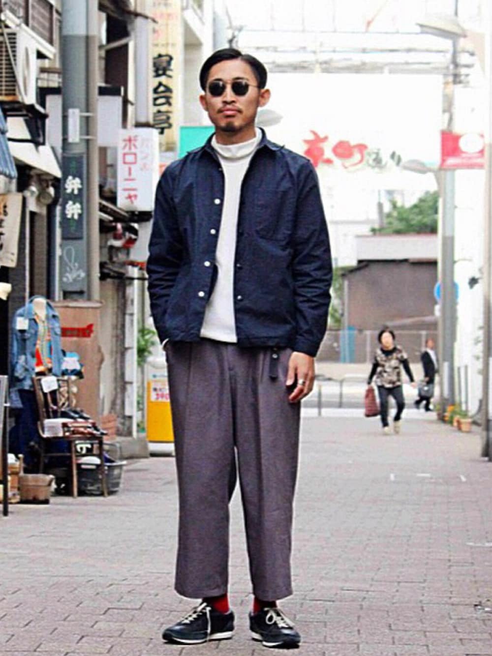 「秋のコーデ、ラフ、ワイドパンツ、古着、古着MIX、赤ソックス、ハイネック、サングラス」｜「NECESSARY or UNNECESSARYのアイテム（その他アウター、ブルー系）」を使った、Takamyさん（メンズ・172cm）の秋コーディネートの1枚目の写真
