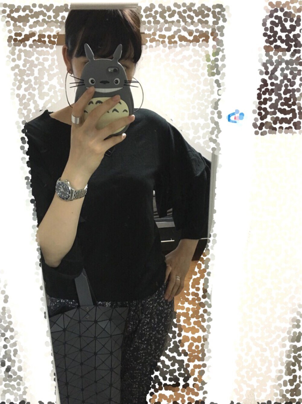 グレー系のトートバッグ、ブラック系のサンダル、グレー系のスマホケース/カバーを着用したレディースの夏コーディネートの1枚目の写真