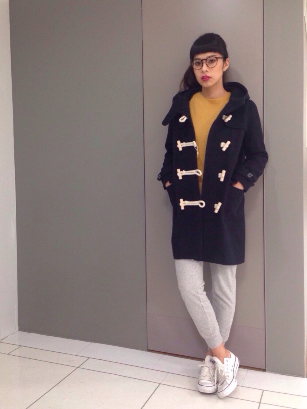 「イエロー、ダッフルコート、converse、ロング丈ダッフル、スエットパンツ」｜「PEGGY LANAのアイテム（ダッフルコート、ブルー系）」を使った、AYAKAiさん（レディース・168cm）の冬コーディネートの1枚目の写真