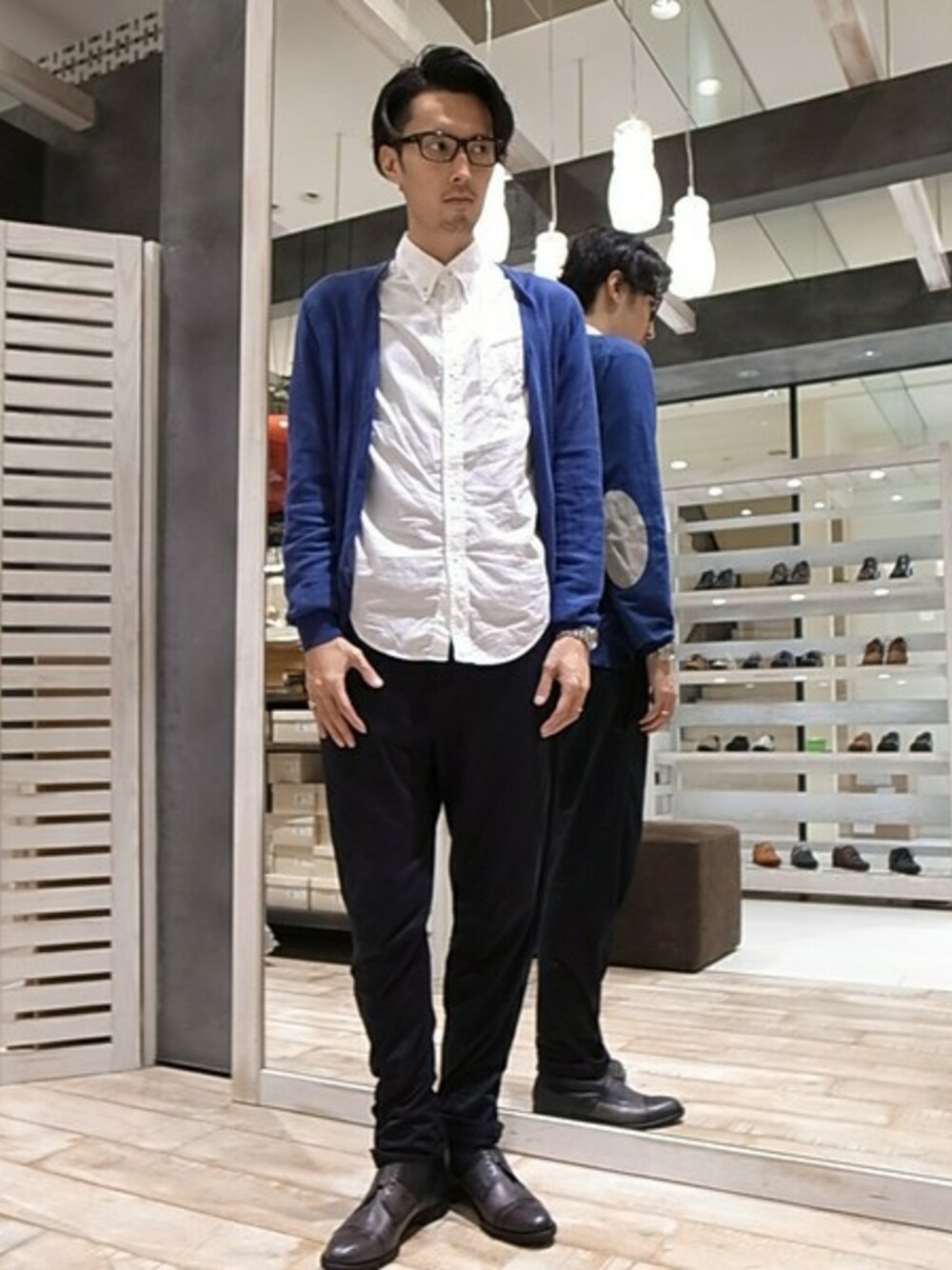 ブルー系のブーツを着用したメンズの秋コーディネートの1枚目の写真