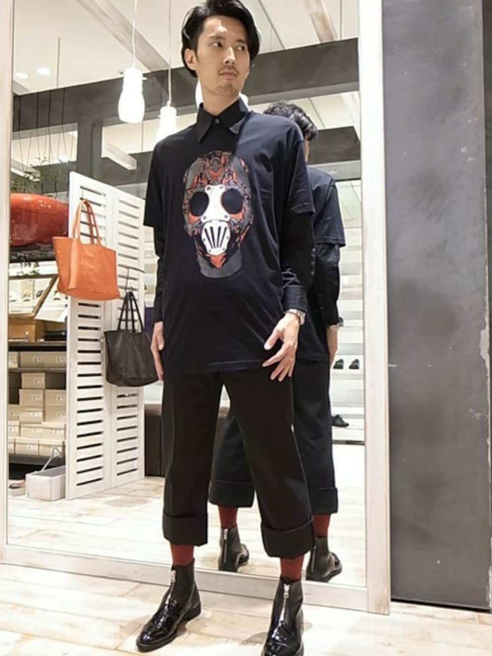 ブラック系のブーツを着用したメンズの秋コーディネートの1枚目の写真