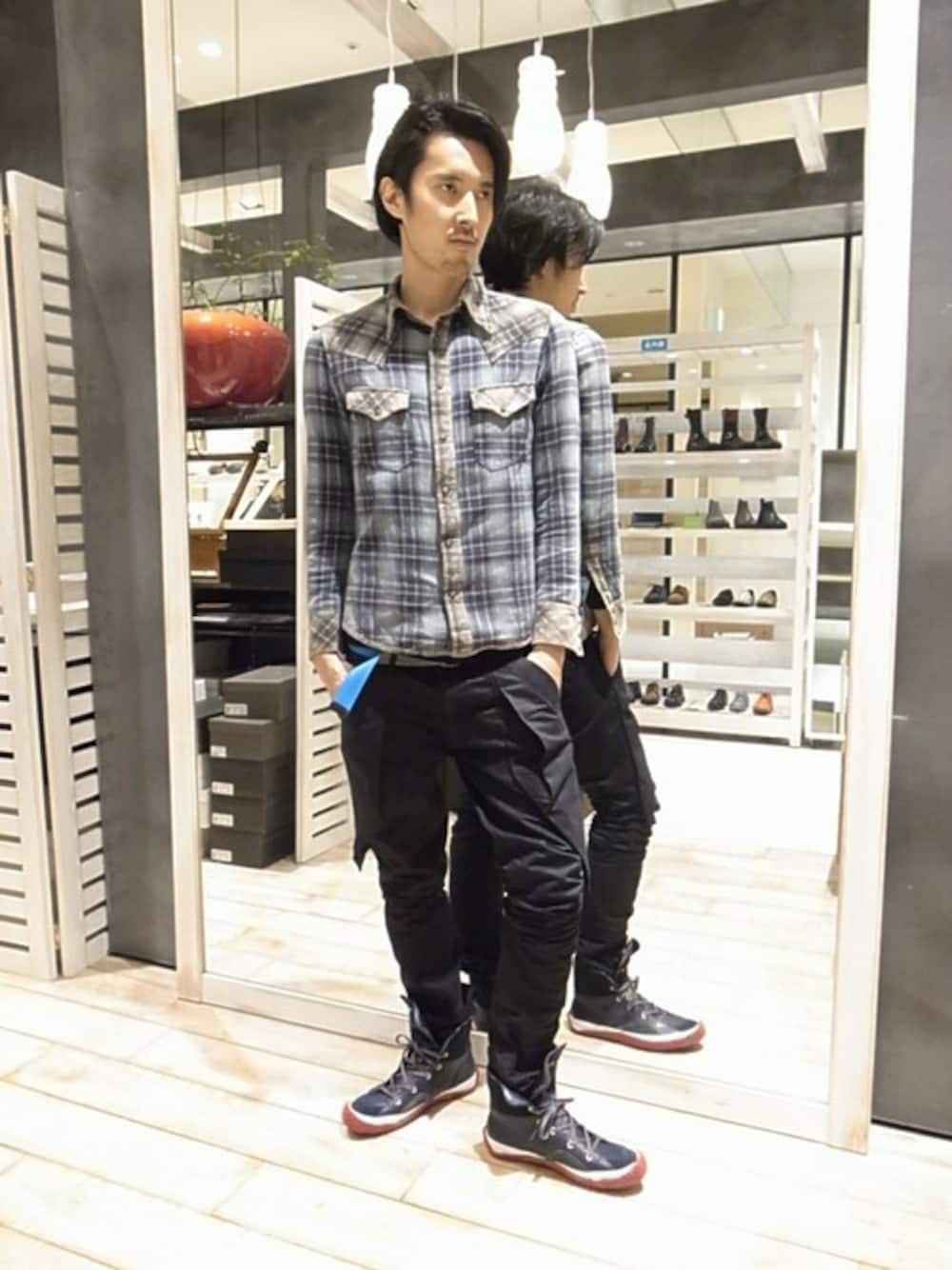 ブルー系のスニーカーを着用したメンズの冬コーディネートの1枚目の写真