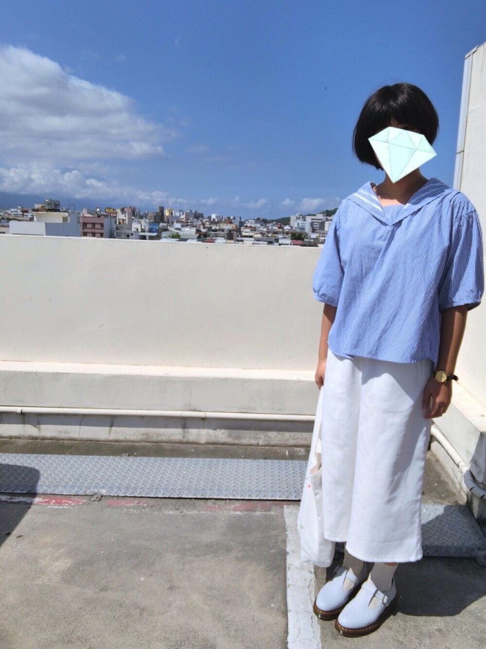 「Dr. Martensのアイテム（シューズ、ブルー系）」を使った、戴伶伶さん（レディース・165cm）の夏コーディネートの1枚目の写真