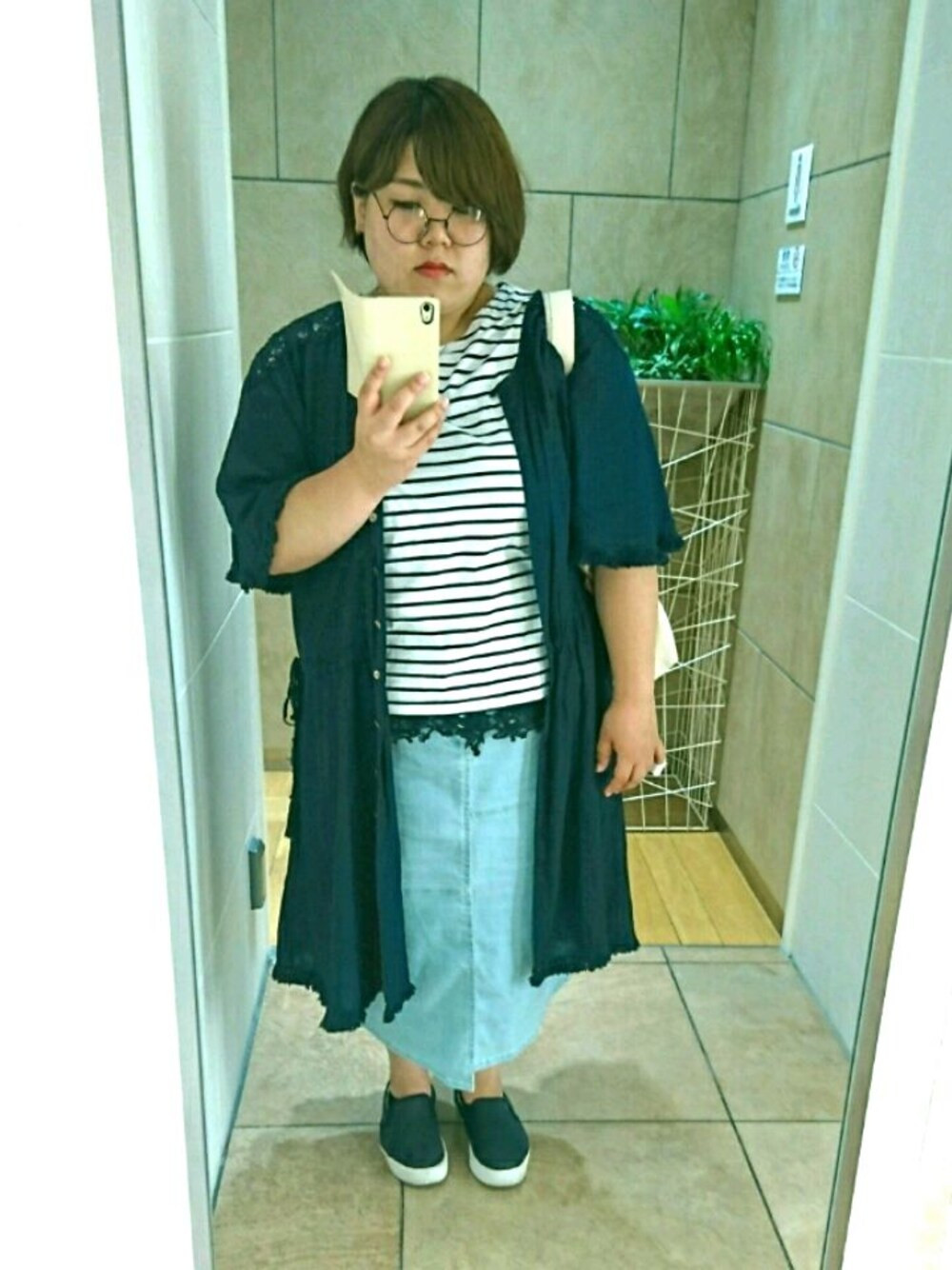 「大人カジュアル」｜「AS KNOW AS olacaのアイテム（デニムスカート、ブルー系）」を使った、綾華さん（レディース・159cm）の夏コーディネートの1枚目の写真