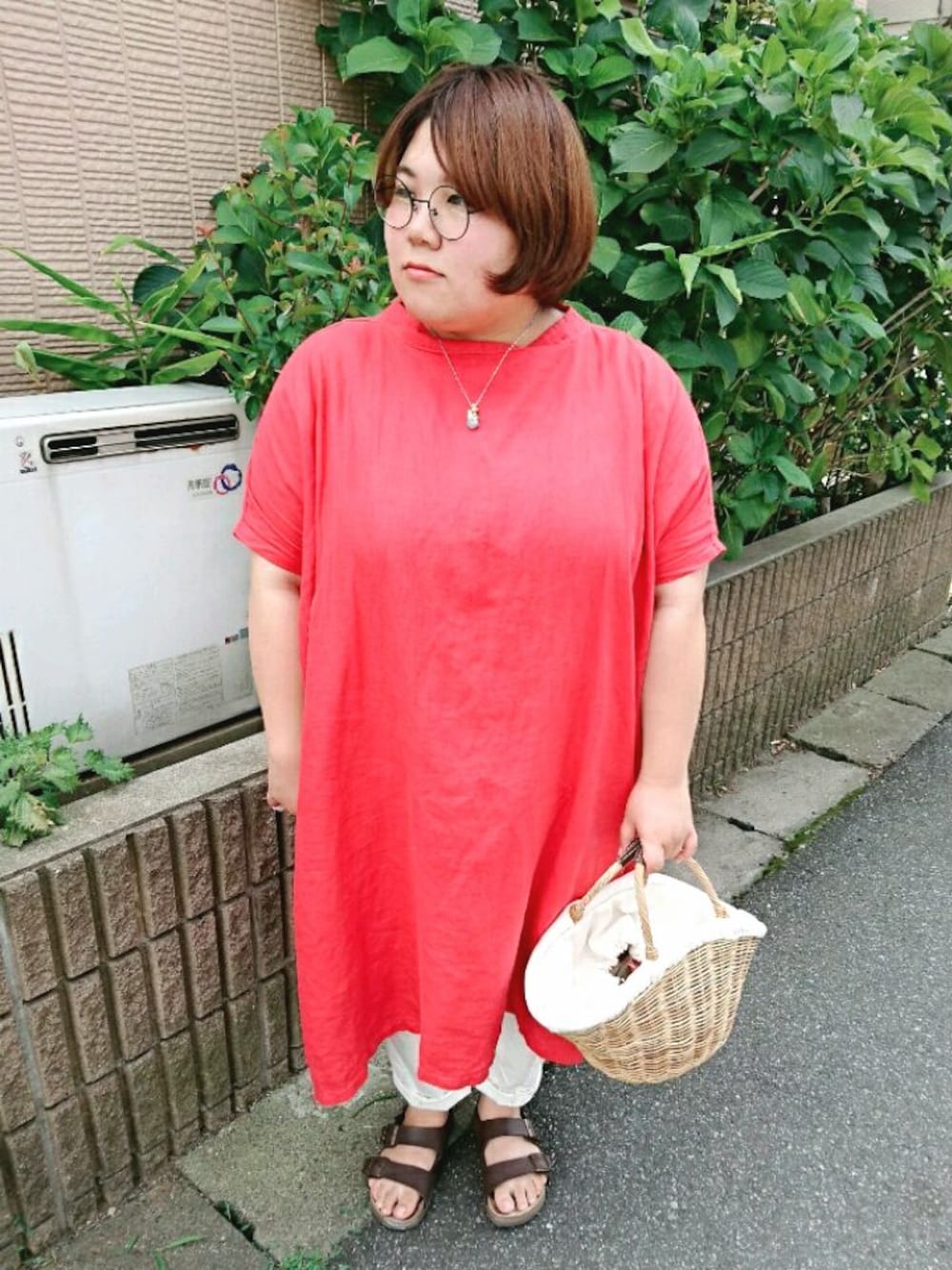 「ワンピース、ぽっちゃり、赤、かごバッグ」｜「mumokutekiのアイテム（ワンピース、レッド系）」を使った、綾華さん（レディース・159cm）の夏コーディネートの1枚目の写真