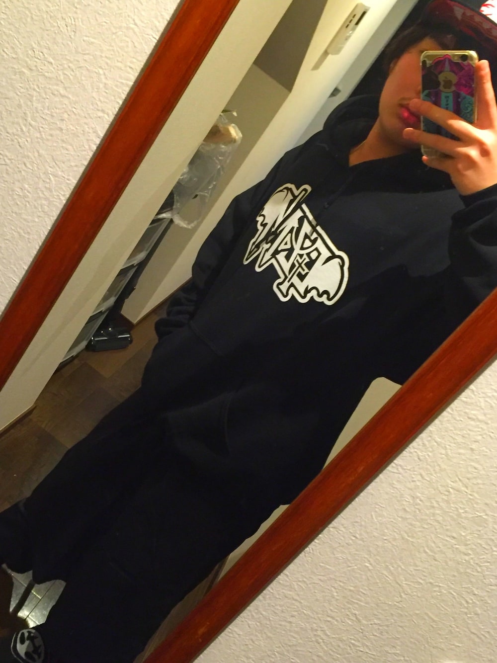 「PARADOX、DEADHEARTZ、mishka」｜「DEADHEARTZのアイテム（パーカー、ブラック系）」を使った、Kiloさん（メンズ・165cm）の春コーディネートの1枚目の写真