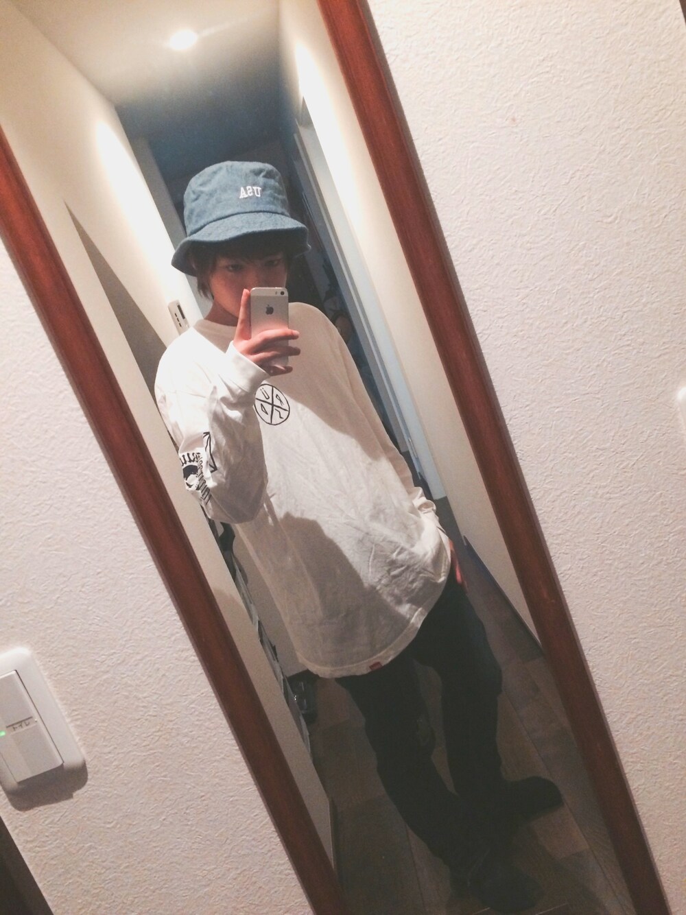 「2016AW、シンプルスタイル、RUDIE'S、秋のコーデ、スキニーデニム、引き算コーデ」｜「RUDIE'Sのアイテム（Tシャツ/カットソー、ホワイト系）」を使った、Kiloさん（メンズ・165cm）の秋コーディネートの1枚目の写真