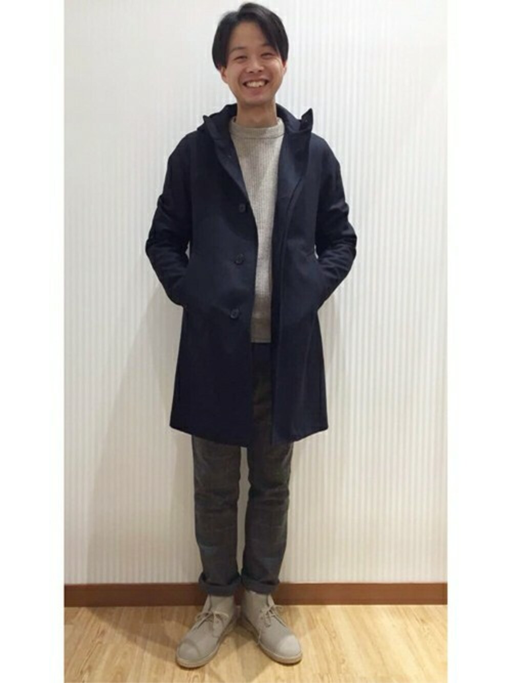 「ニット、ウールコート、ウールパンツ、シップス、SHIPS、クラークス、フードコート、clarks」｜「SHIPSのSC: ウィンドウペン ウール テーパード パンツ■（チノパンツ、グレー系）」を使った、安藤さん（メンズ・180cm）の秋コーディネートの1枚目の写真