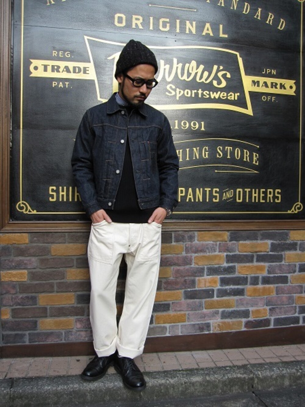 「デニムジャケット、フェローズ、ワークパンツ、ポストマンシューズ、コーブシュー、バンソンミレイユ」｜「Vincent et MireilleのLong Sleeve Full Cardigan Crew Neck （ニット/セーター、ブラック系）」を使った、syunsukekaburakiさん（メンズ・165cm）の秋コーディネートの1枚目の写真