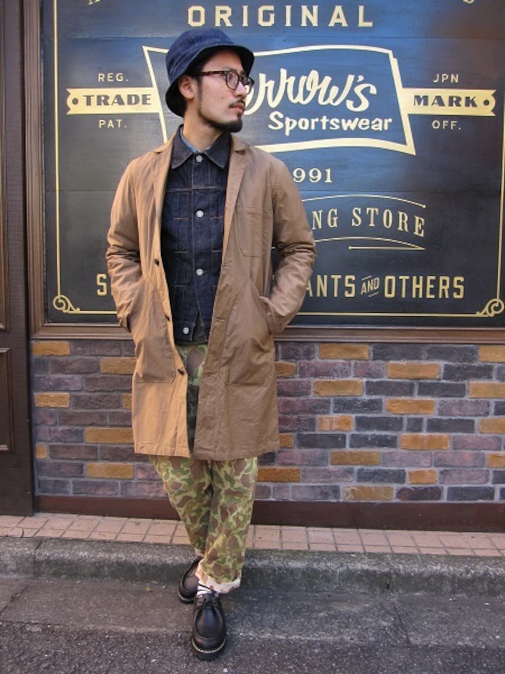 「デニムジャケット、ワークコート、カモフラ、ベイカーパンツ、パラブーツ、Gジャン」｜「SABREのSHOP COAT ARMY BROKEN STRETCH（その他アウター、ベージュ系）」を使った、syunsukekaburakiさん（メンズ・165cm）の冬コーディネートの1枚目の写真