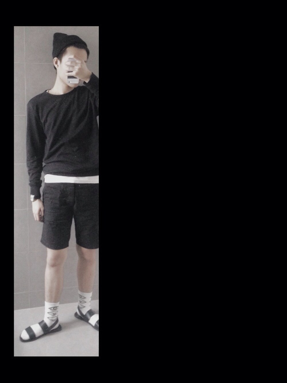 「sweater、beanie、monotone、black、black and white」｜「H&Mのアイテム（サンダル、ブラック系）」を使った、Jacobs さん（メンズ・175cm）の秋コーディネートの1枚目の写真
