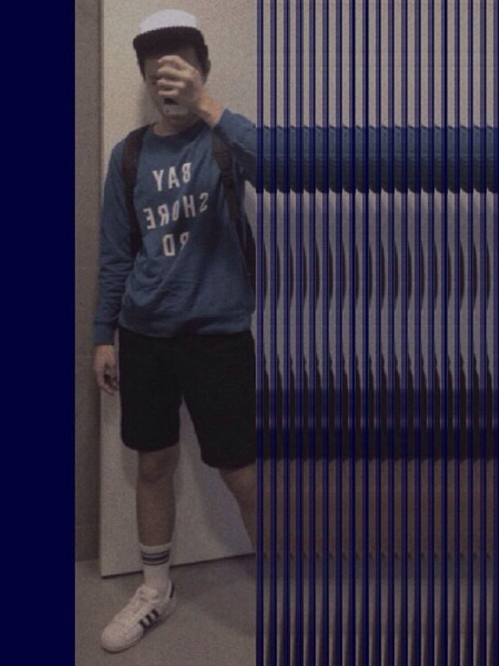 「hat、GLOBAL WORK、adidas、backpack、blue、white」｜「adidasのアイテム（スニーカー、ホワイト系）」を使った、Jacobs さん（メンズ・175cm）の秋コーディネートの1枚目の写真