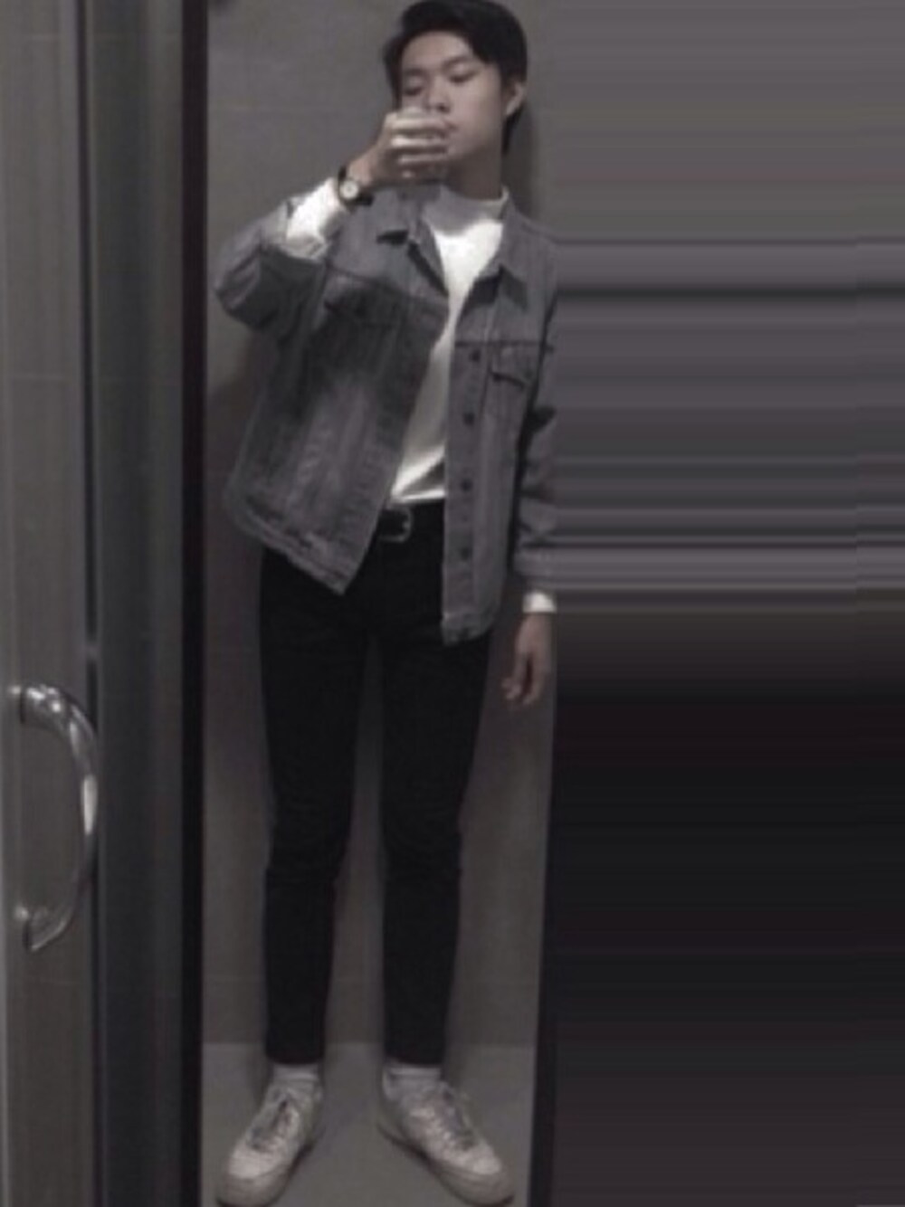 「NIKE、highwaist、denim、white、coat、jeans、vintage、UNIQLO」｜「NIKEのアイテム（スニーカー、ホワイト系）」を使った、Jacobs さん（メンズ・175cm）の冬コーディネートの1枚目の写真