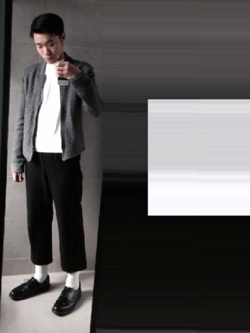 「grey、monotone、black、white、Dr.Martens、5cm、Wide Pants、high neck」｜「Dr. Martensのアイテム（その他シューズ、ブラック系）」を使った、Jacobs さん（メンズ・179cm）の冬コーディネートの1枚目の写真