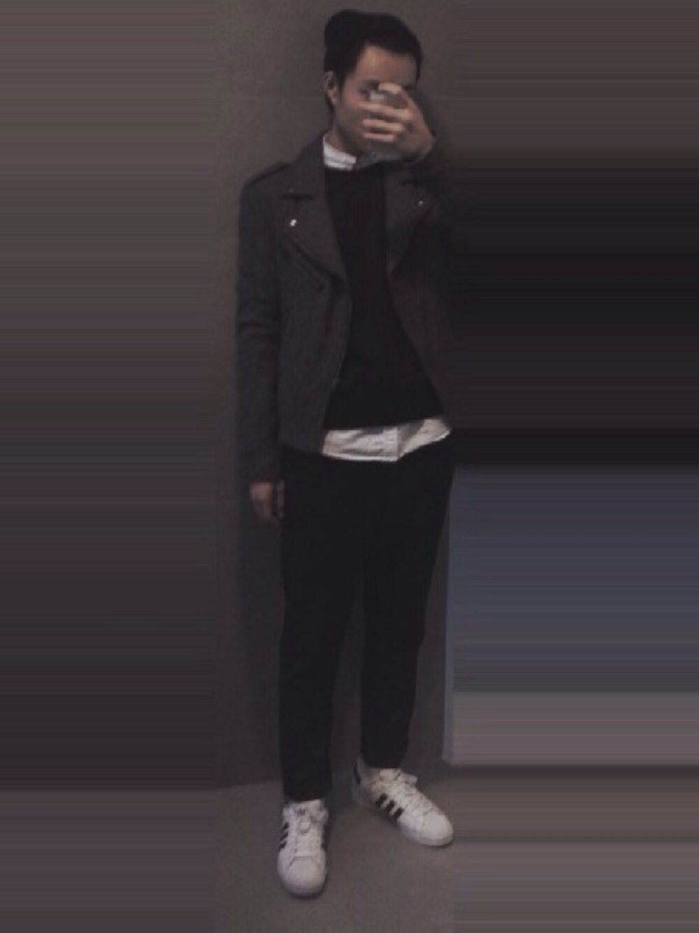 「BIKER、beanie、grey、black、white、shirts、adidas、H&M、street」｜「H&Mのアイテム（スウェット、ブラック系）」を使った、Jacobs さん（メンズ・179cm）の冬コーディネートの1枚目の写真