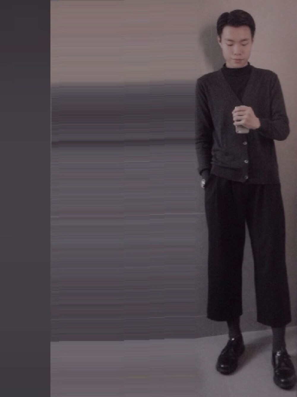 「black、grey、Dr.Martens、cardigan、high neck、minimal、simple、Wide Pants、ootd」｜「UNIQLOのアイテム（カーディガン/ボレロ、グレー系）」を使った、Jacobs さん（メンズ・179cm）の春コーディネートの1枚目の写真