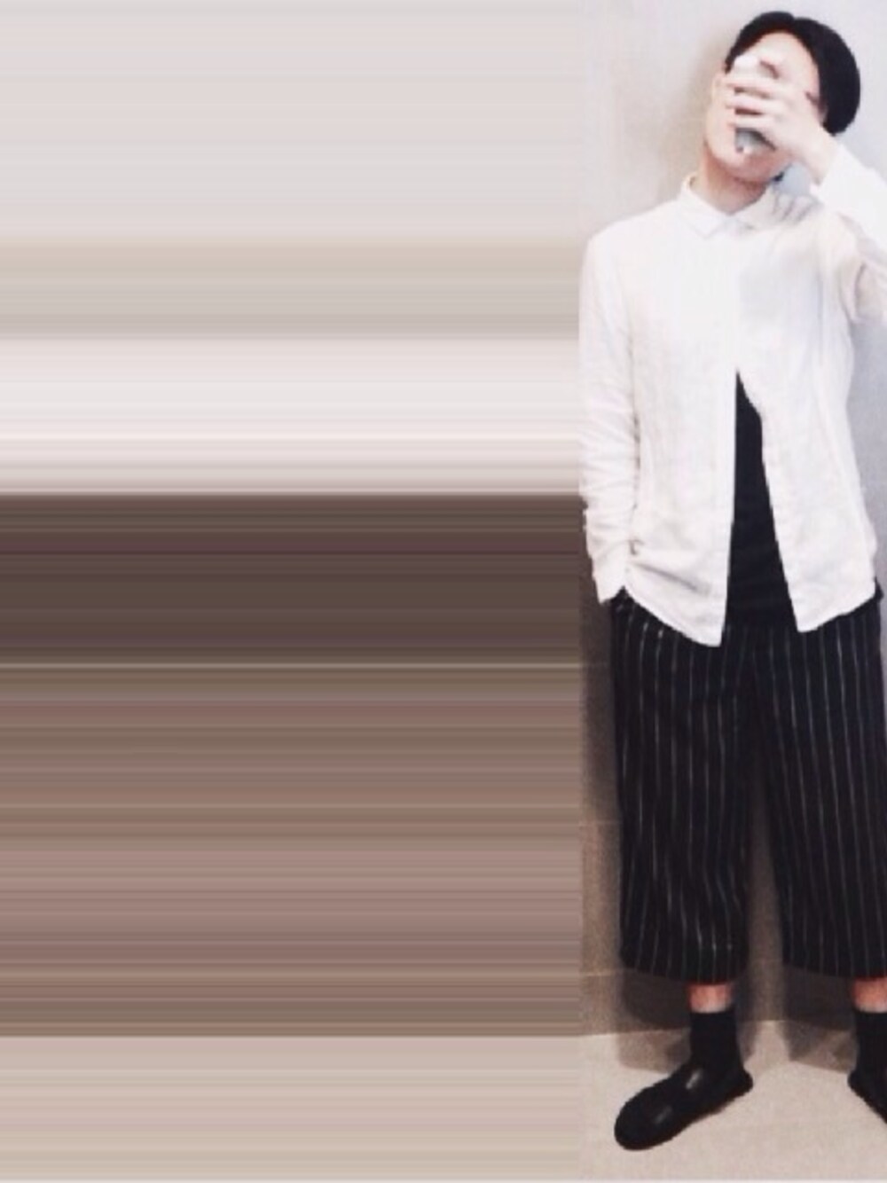 「monotone、ootd、white shirt、lien、sandal、Wide Pants、stripe、minimal、spring」｜「H&Mのアイテム（Tシャツ/カットソー、ブラック系）」を使った、Jacobs さん（メンズ・179cm）の春コーディネートの1枚目の写真